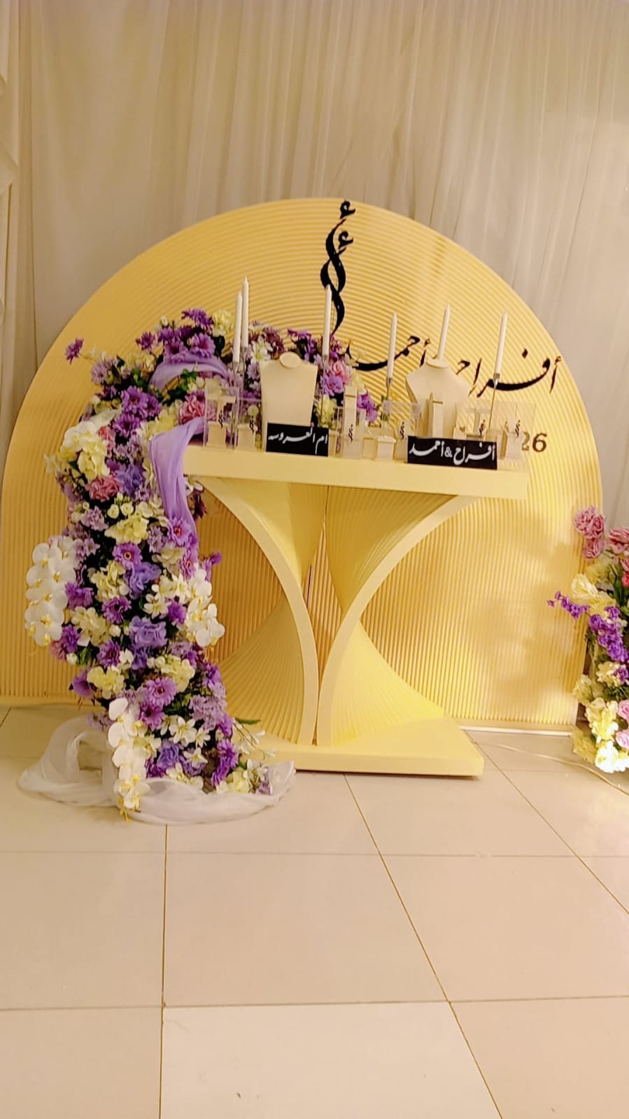 غلاف المقال: الفرق بين الحفلات البسيطة والفاخرة في التنسيق (بيت، قاعة، استراحة)