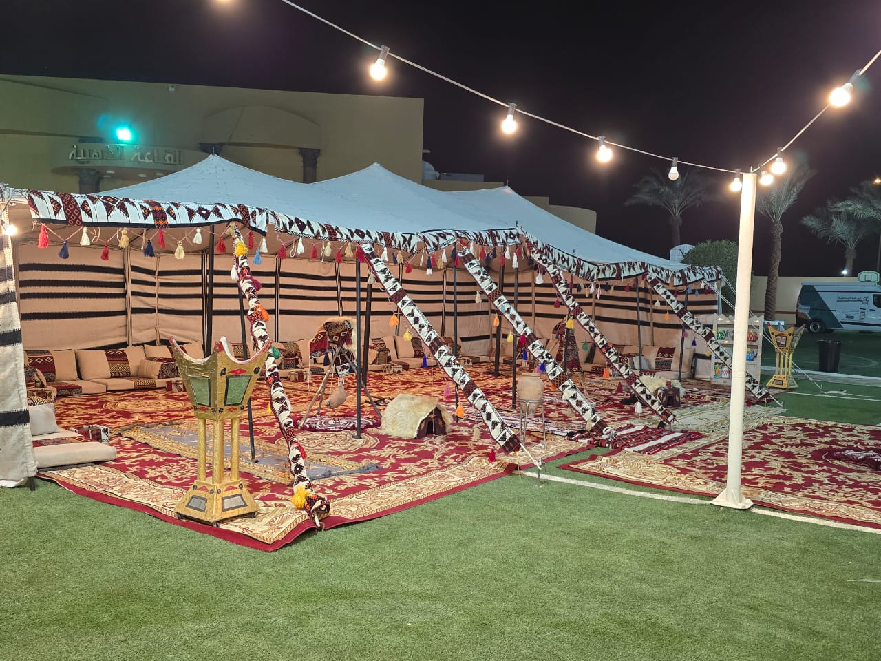 غلاف المقال: بوابات الحفلات: عرض، استقرار، وممر طوارئ