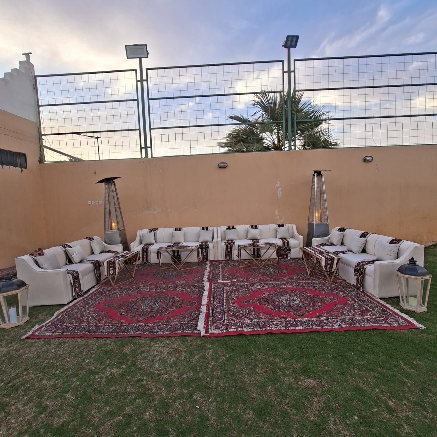 غلاف المقال: متى تكون الجلسات الشعبية وبيت الشعر الخيار الأفضل للمناسبة؟