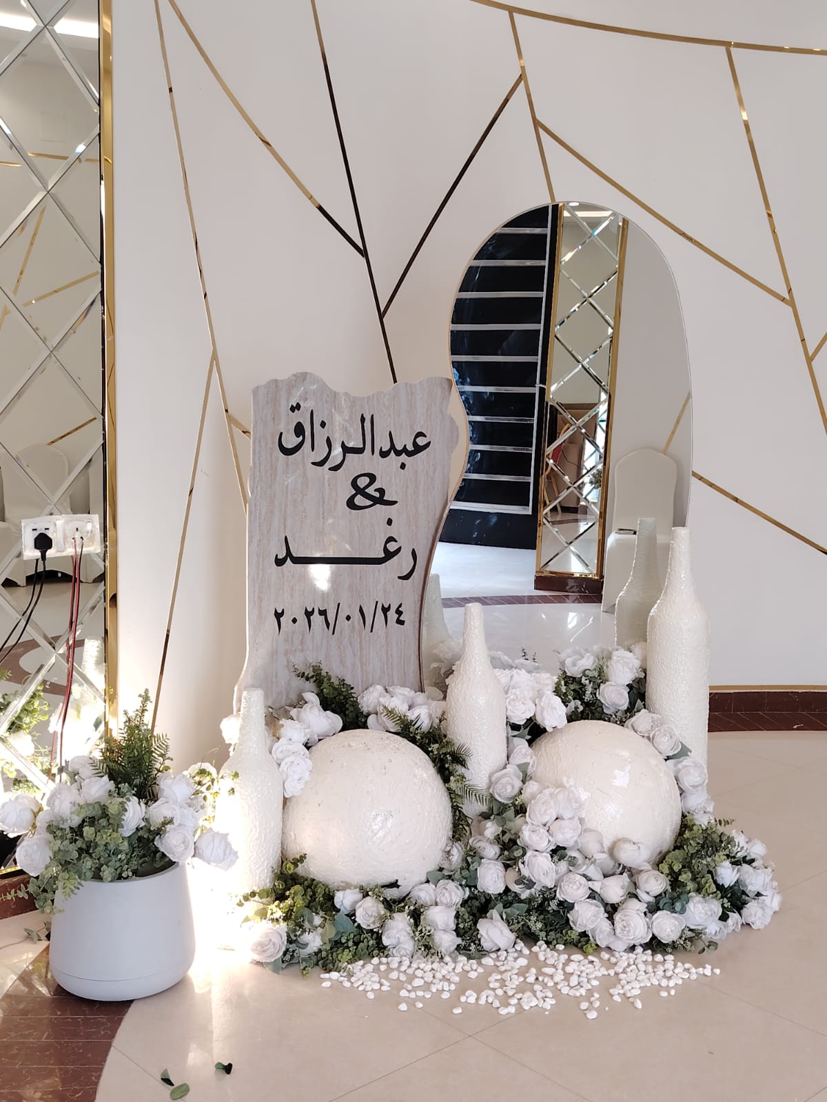 غلاف المقال: أفكار استقبال ومداخل للحفلات تعطي انطباعًا فاخرًا من البداية