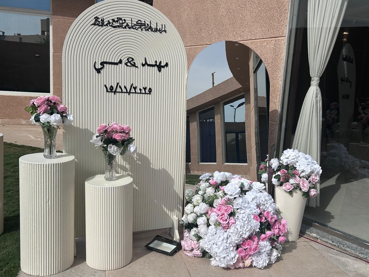 غلاف المقال: كيف تختار ديكور افتتاح محل أو مناسبة تجارية؟