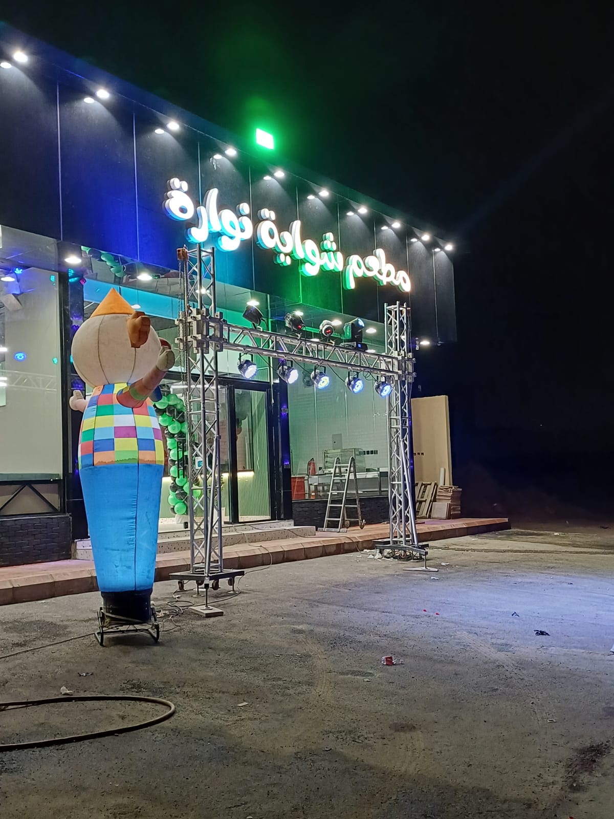 غلاف المقال: كيف تصمم مدخل حفل يلفت الانتباه دون إغلاق المسار؟