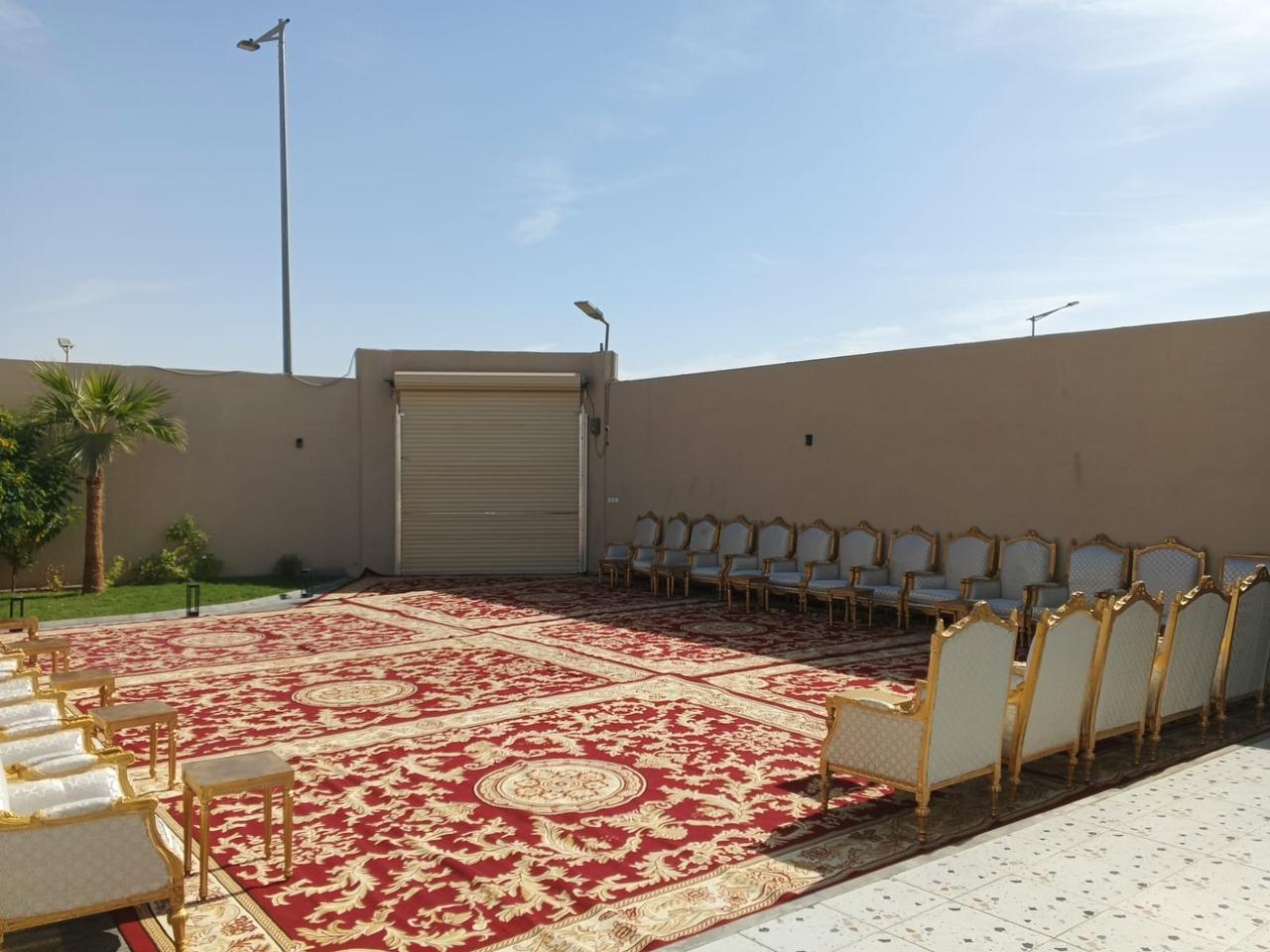 غلاف المقال: كيف تختار كنب وكراسي VIP للمناسبات الخاصة؟