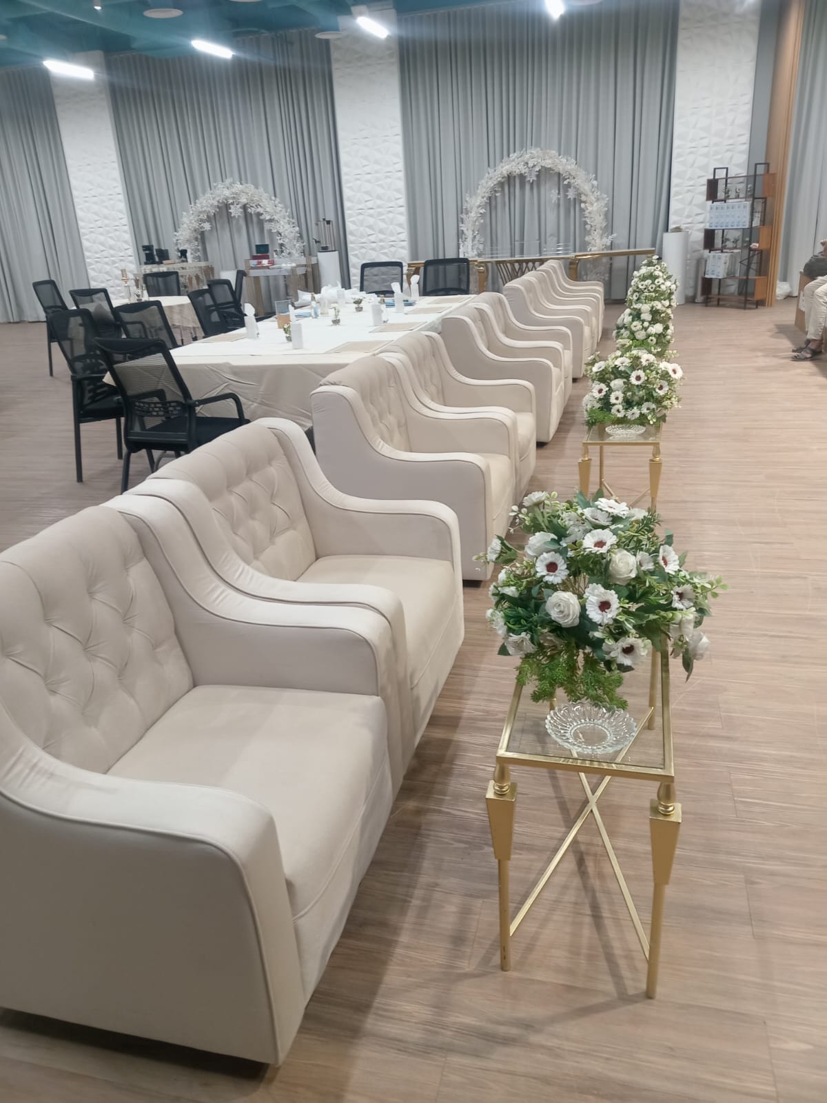 غلاف المقال: كيف يتم توزيع الجلسات والطاولات بطريقة مريحة وأنيقة؟