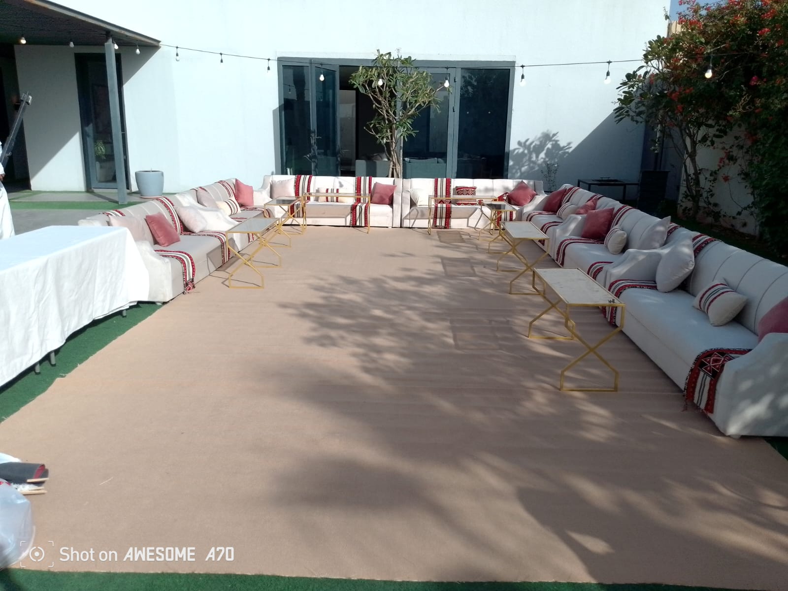 غلاف المقال: أسعار تأجير الكراسي والطاولات بالرياض: كيف تقدّر التكلفة بذكاء؟