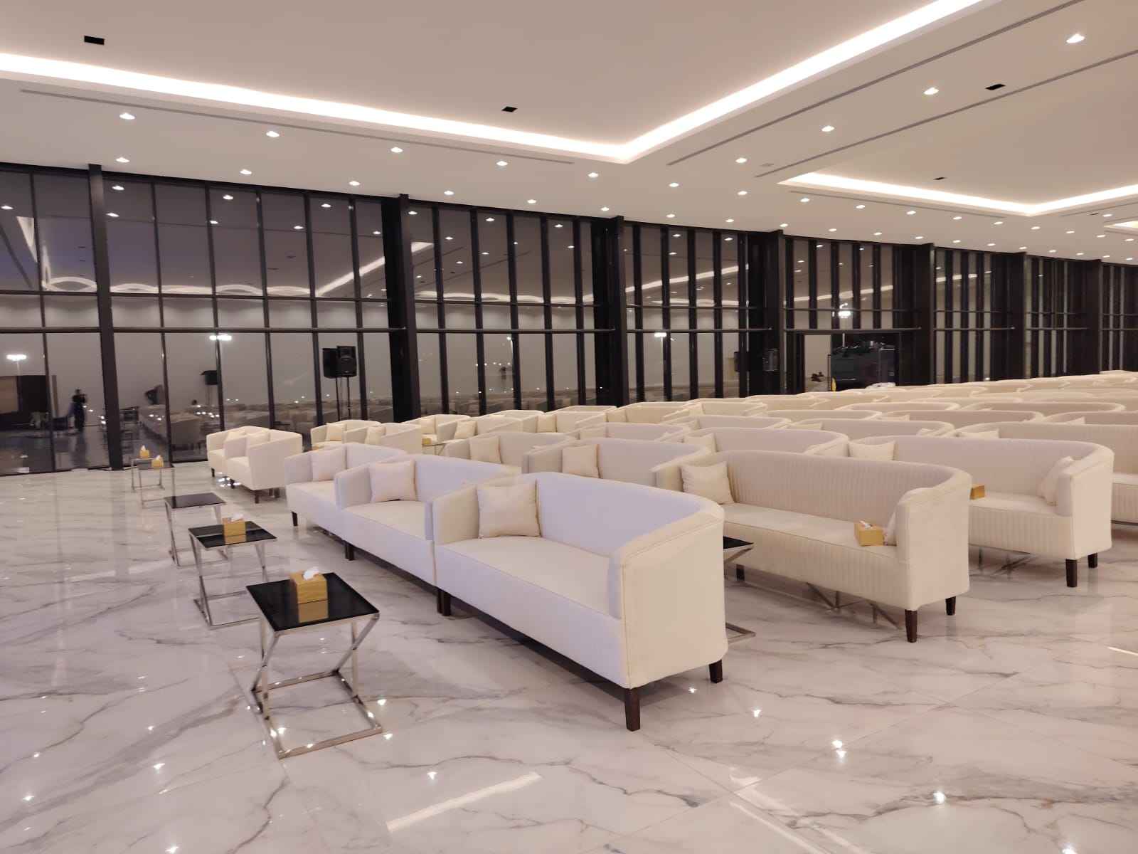 غلاف المقال: تجهيز جلسات الضيافة بطريقة احترافية: كنب، VIP، ومسارات في القاعة والبيت