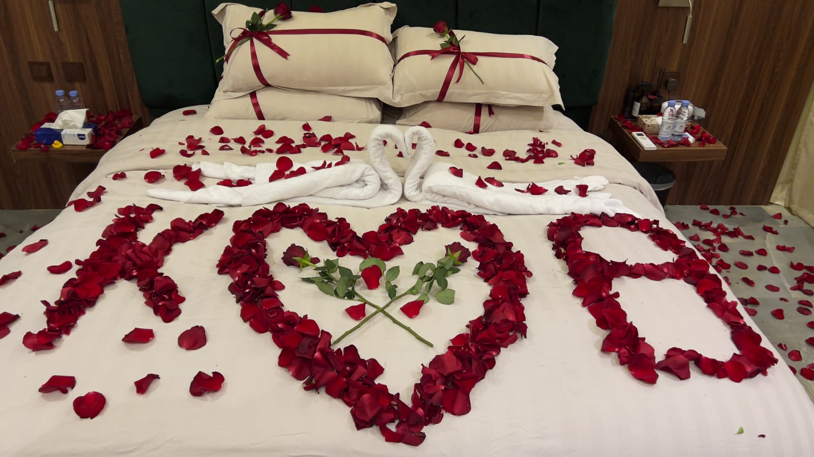 غلاف المقال: كيف تحول غرفة عادية إلى مكان احتفال دون تكلفة مبالغ فيها