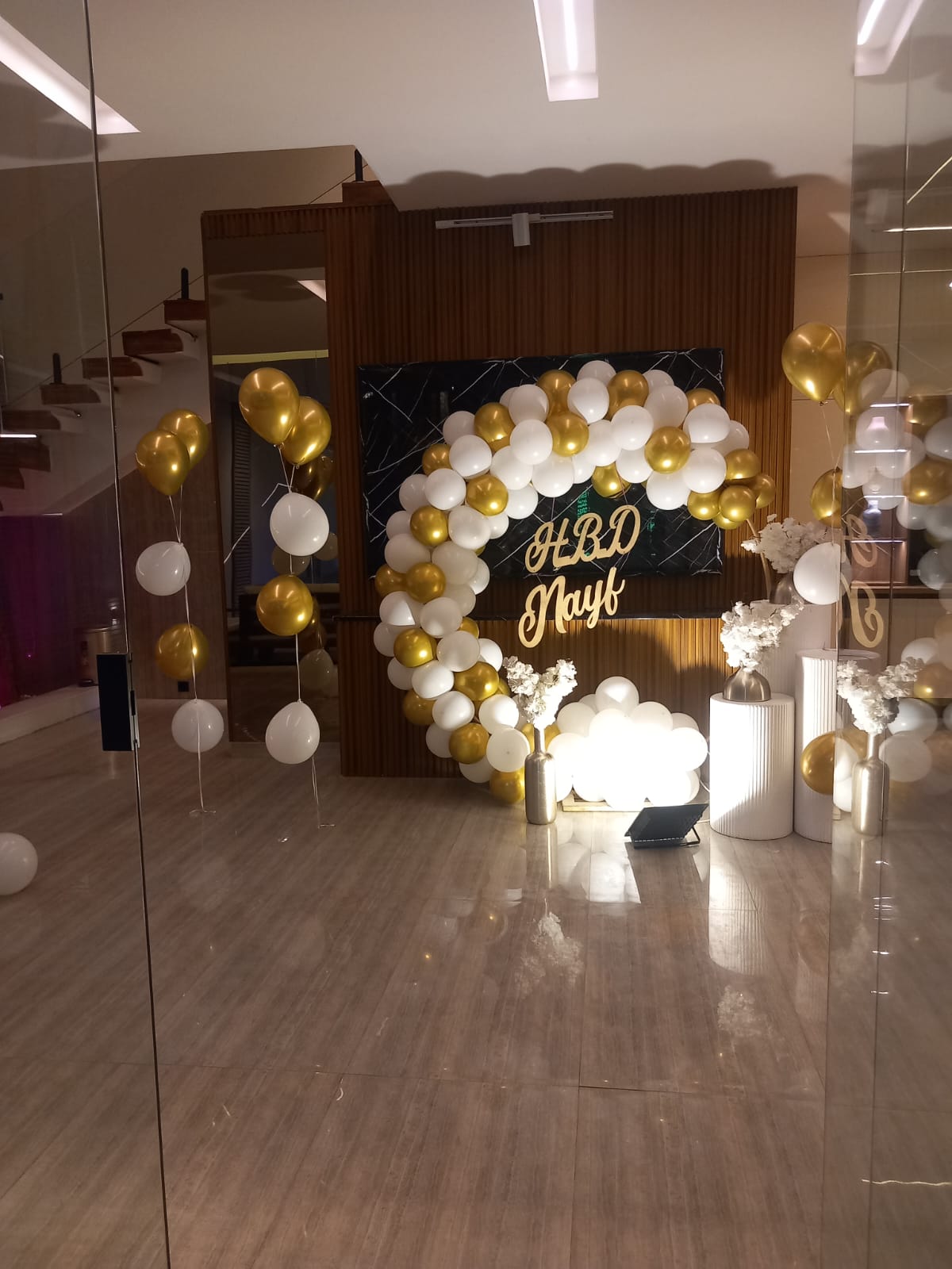 غلاف المقال: تجهيز غرف العرسان: فندق، شقة، أو منزل العائلة