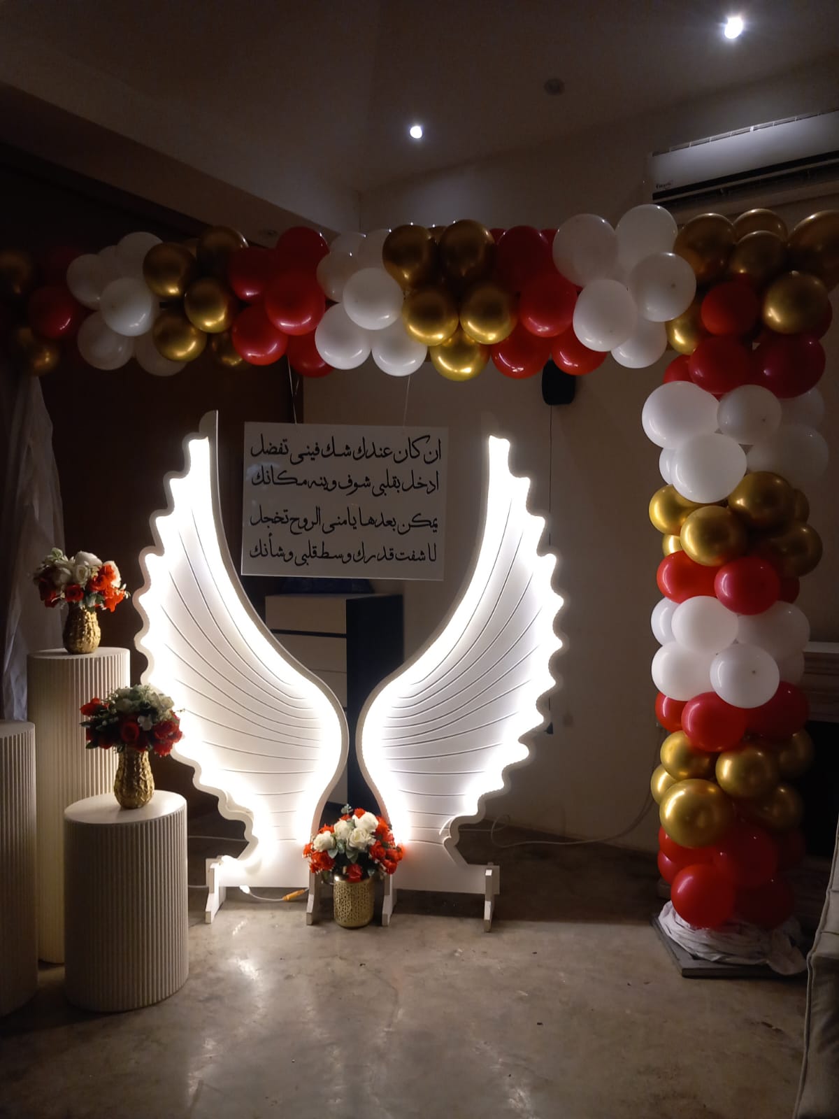 غلاف المقال: تنسيق حفلات زواج في الرياض: مداخل، كوشة، وجلسات بذوق عملي